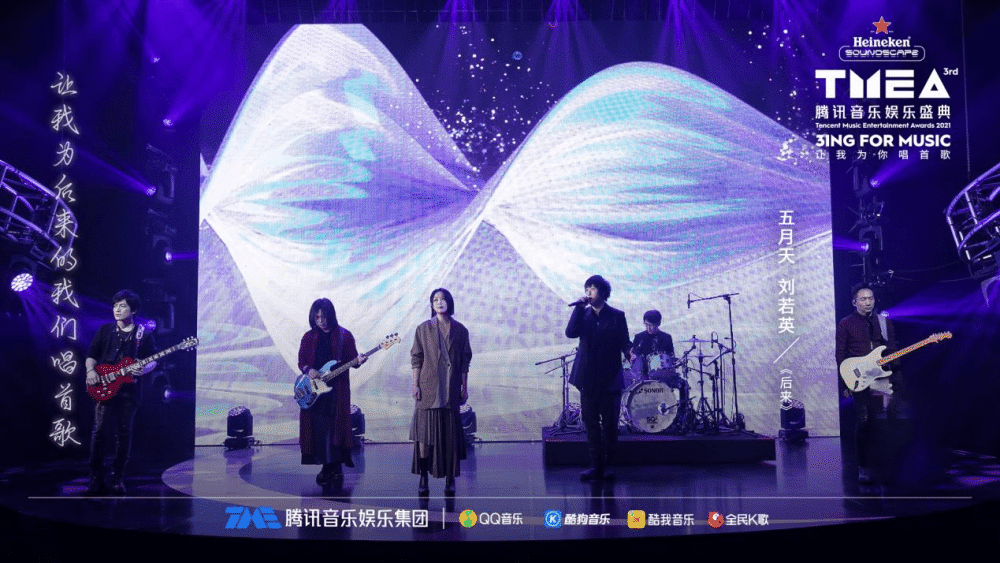 镁光灯汇聚舞台中央