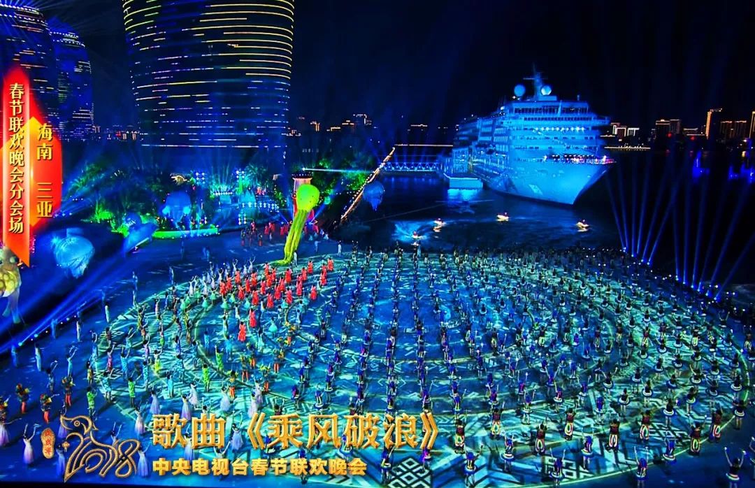 镁光灯汇聚舞台中央